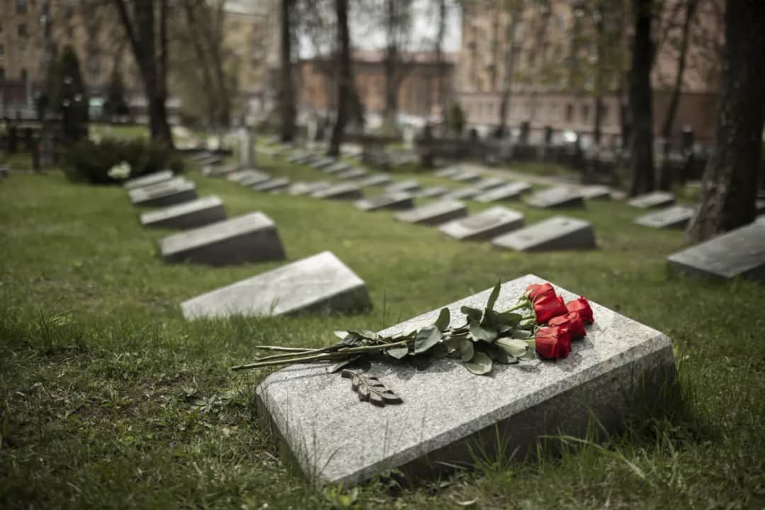 Co zamiast pomnika na cmentarzu? Alternatywy, które zaskoczą