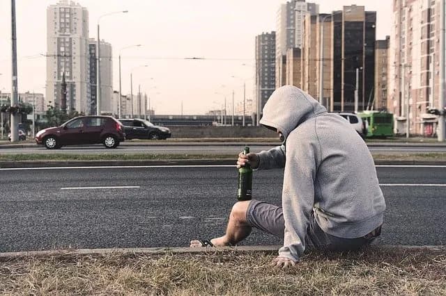 Czy picie alkoholu przed 18 to grzech lekki czy ciężki? Odpowiedź warta uwagi